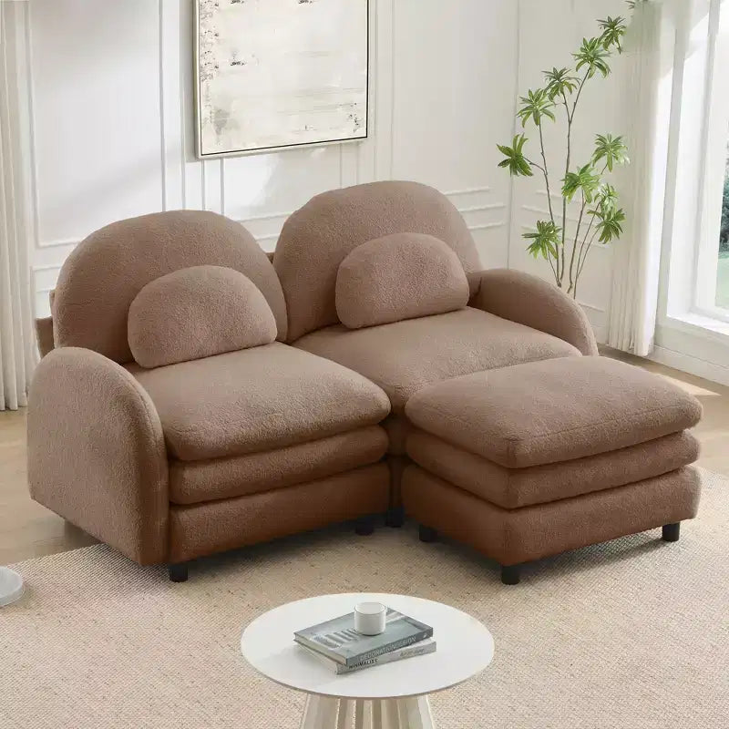 Canapé sectionnel 2 places moderne Steini 117 de GDFStudio, rembourré en tissu peluche, avec coussins lombaires incurvés et pouf mobile