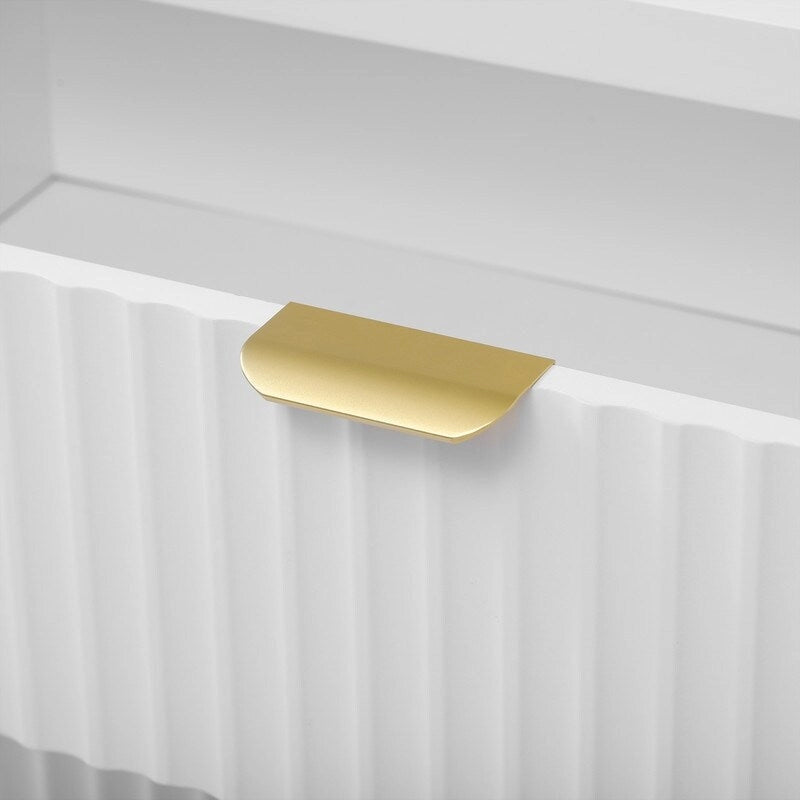 Bahut à motifs ondulés avec 4 portes, 2 tiroirs et 3 étagères réglables, accentué par d'élégantes poignées en arc en aluminium.