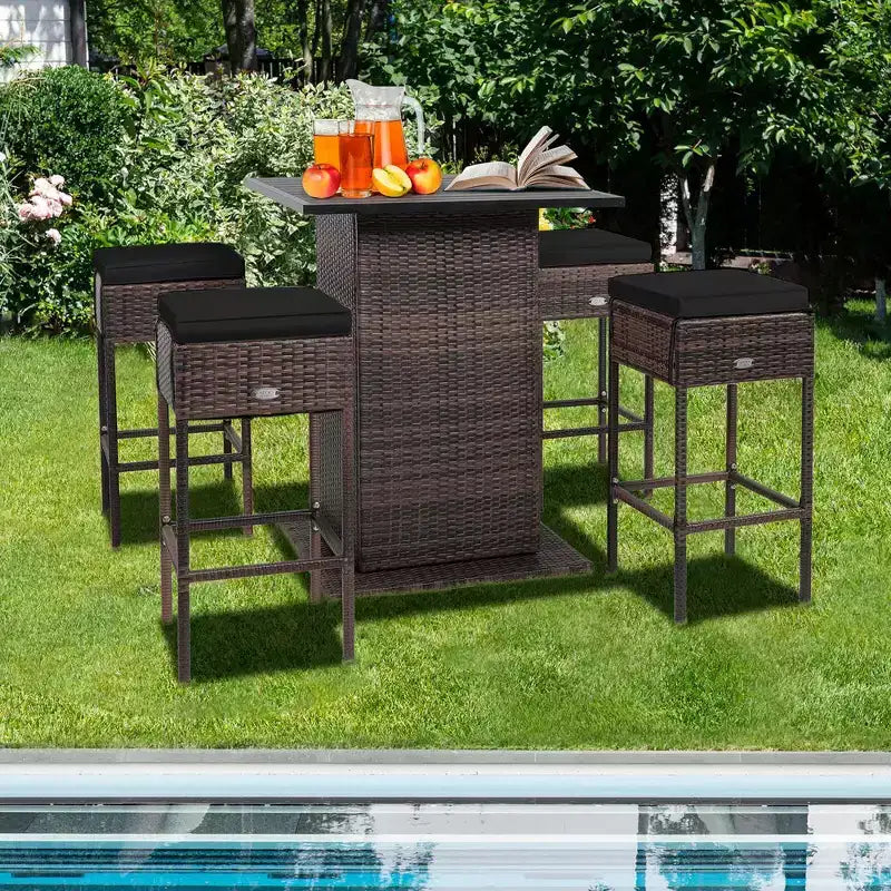 Costway Ensemble de 5 Tabourets de Bar en Rotin avec Table de Patio, Étagère de Rangement Dissimulée et Coussins